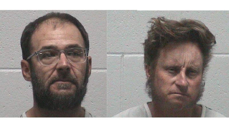 James Edward Karol (izquierda) y Jeremy Barrett están acusados de asesinato abierto en...