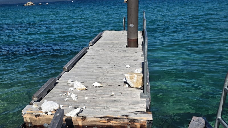 El personal está trabajando para reparar los muelles.