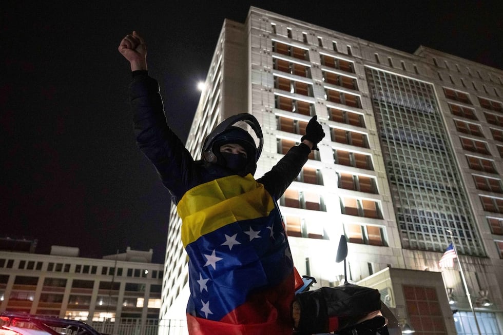 Un migrante venezolano celebra afuera del Centro Metropolitano de Detención en Nueva York el 3...