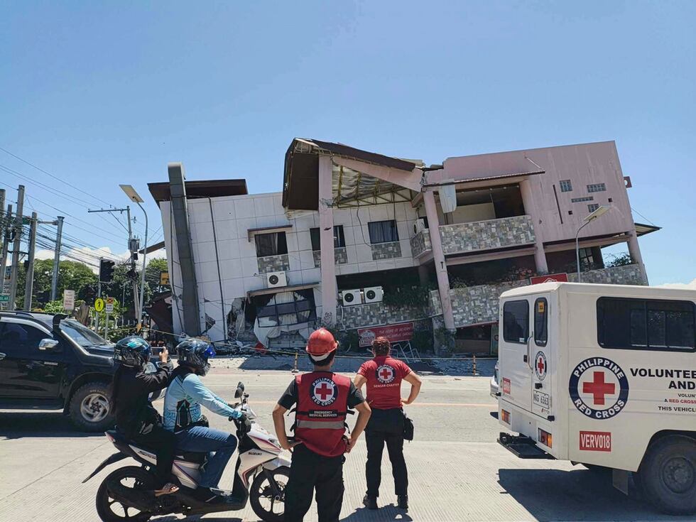 En esta imagen proporcionada por la Cruz Roja Filipina, rescatistas inspeccionan los daños...