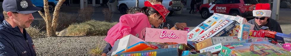 Los bomberos están organizando desfiles por todo Truckee Meadows esta temporada navideña.