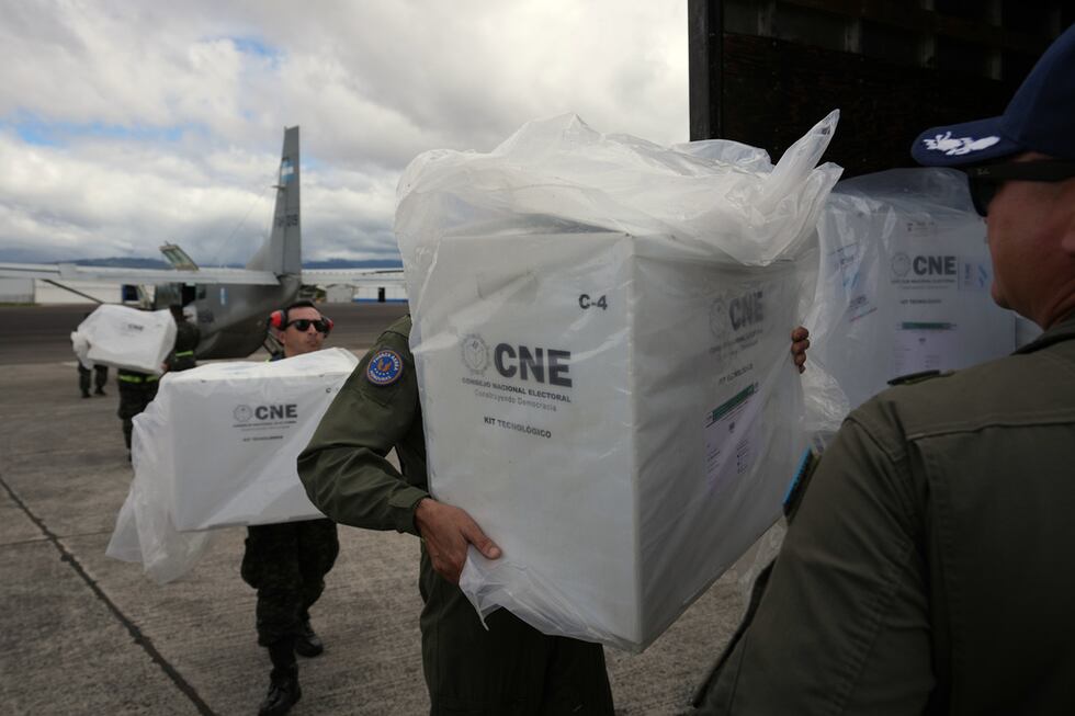 Soldados transportan urnas desde centros de votación rurales en el aeropuerto de Tegucigalpa,...