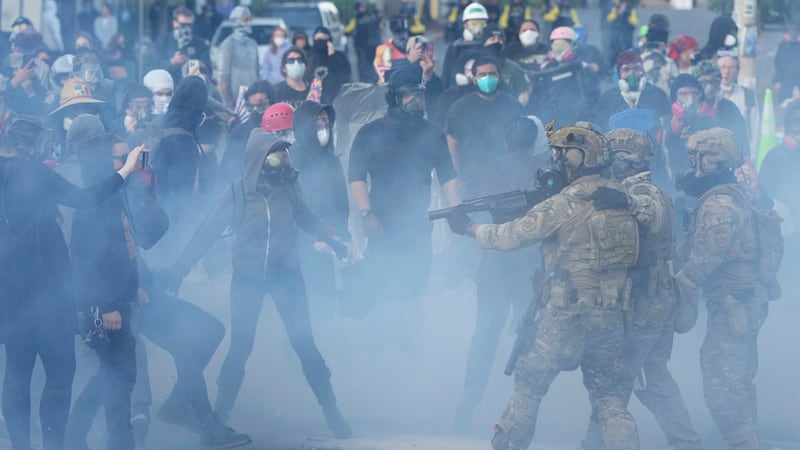 ARCHIVO - Agentes de la Oficina de Aduanas y Protección Fronteriza de Estados Unidos se...