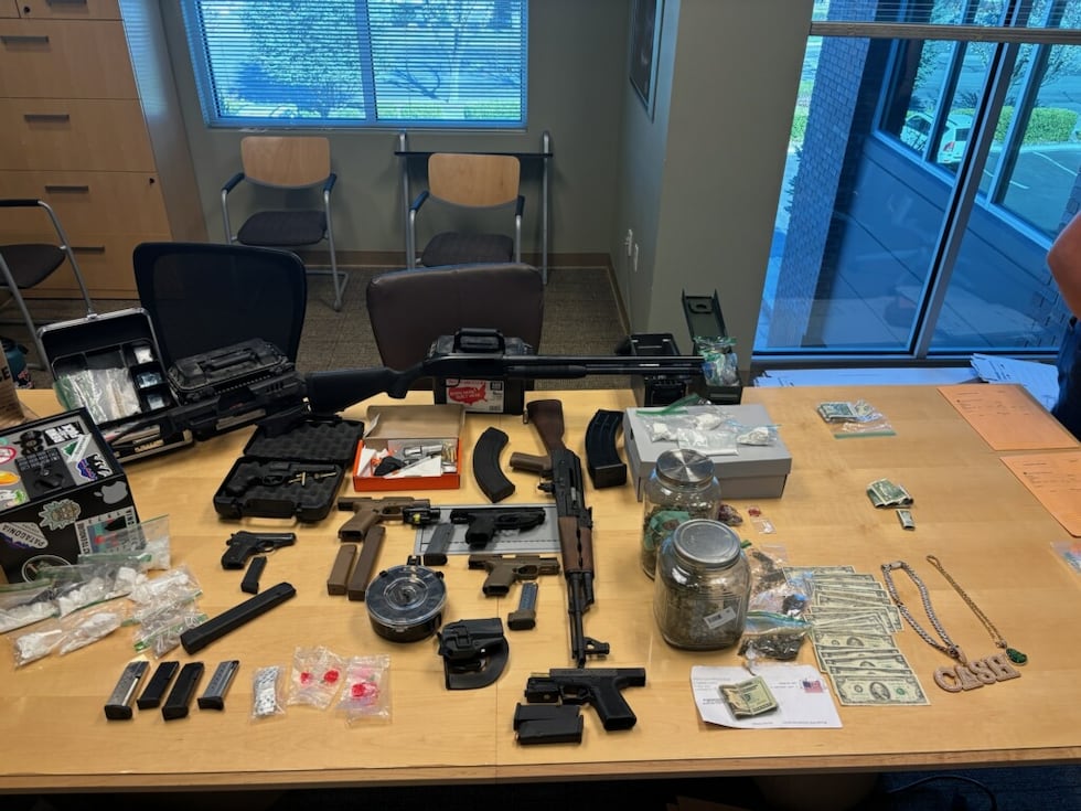 Neri ahora enfrenta cargos por armas y drogas.