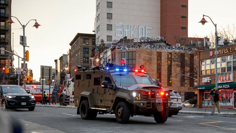 El vehículo policial que lleva al presidente venezolano Nicolás Maduro y su esposa Cilia...