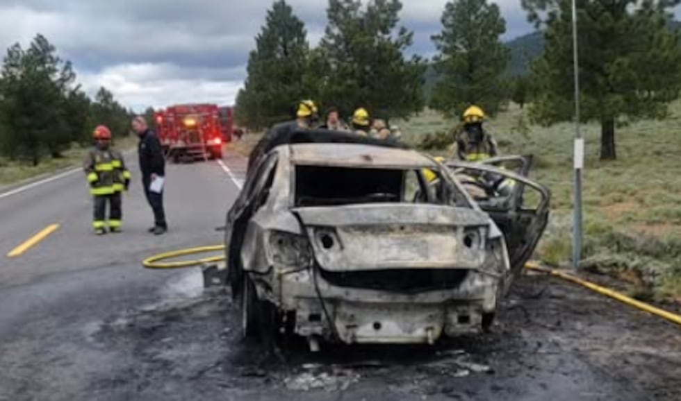 Un vehículo quedó completamente envuelto en llamas en la autopista 44, en el condado de Lassen.