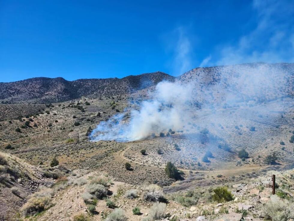 El incendio está ardiendo cerca de Pine Nut Road.