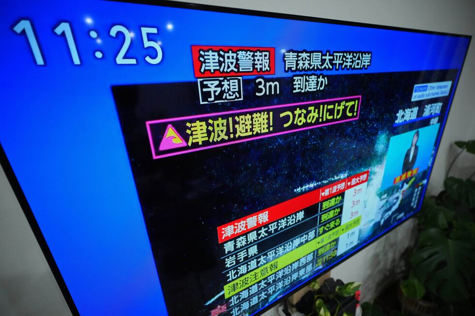 Una alerta de tsunami se muestra en un televisor en Yokohama, cerca de Tokio, el lunes 8 de...