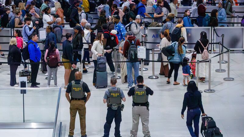 Agentes del Servicio de Inmigración y Control de Aduanas (ICE, por sus siglas en inglés)...