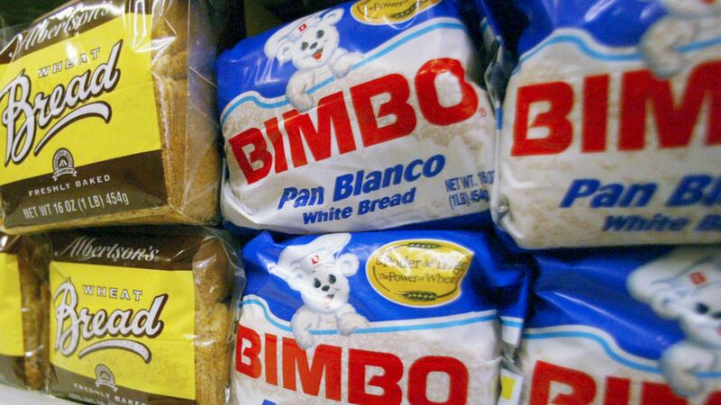 ARCHIVO - Pan Bimbo expuesto en un estante de un supermercado de Anaheim, California, el 24 de...