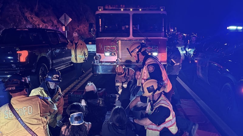 El autobús terminó de lado y alguien los ayudó a salir por una escotilla en el techo, detalló....