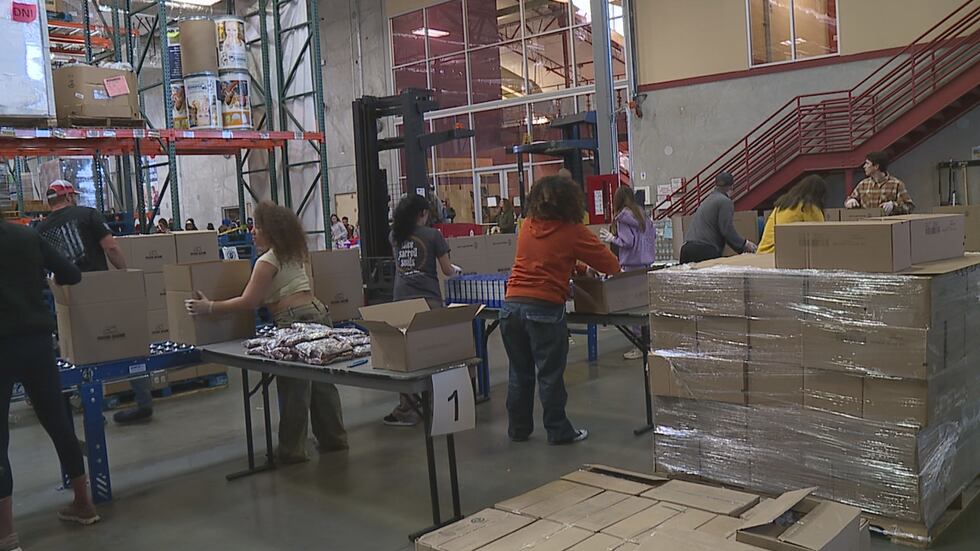 Voluntarios participan en una jornada de servicio en honor a Martin Luther King Jr. en el...