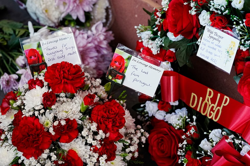 Ofrendas florales en el estadio de Anfield Stadium, cancha del Liverpool, colocadas en memoria...
