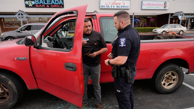 Willy Aceituno, izquierda, presenta una queja ante el agente N. Sherill, del Departamento de...