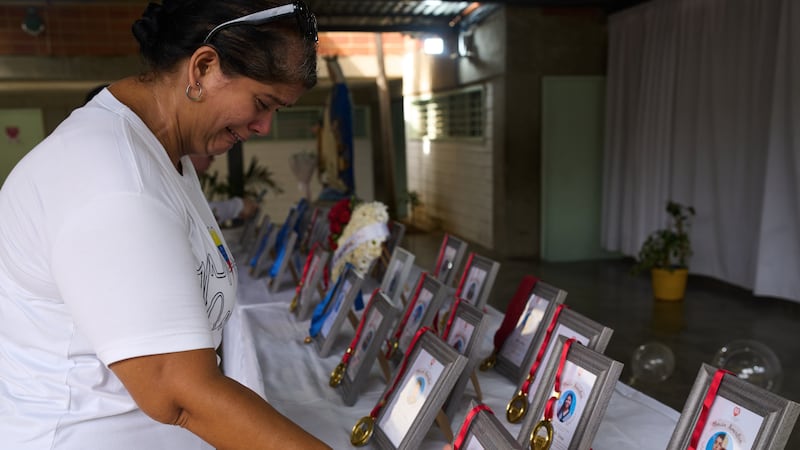 Una maestra llora mientras toca la fotografía de uno de los 30 alumnos de la escuela UEP Simón...