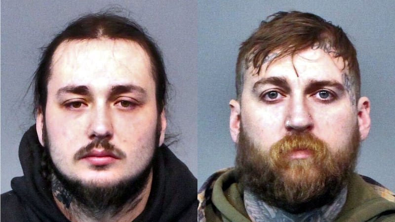 Seth Allan Hegne, a la izquierda, y Colton Lee Fagundes