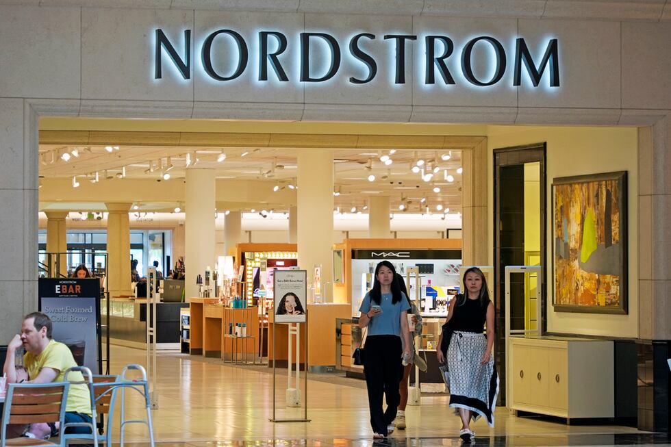 Unas personas salen de una tienda Nordstrom en Pittsburgh, el 3 de junio de 2024. (AP...