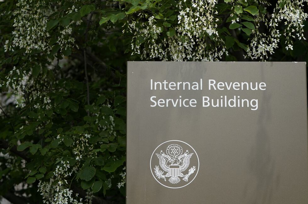Un letrero del Servicio de Rentas Internas en un edificio en Washington, el 4 de mayo del...