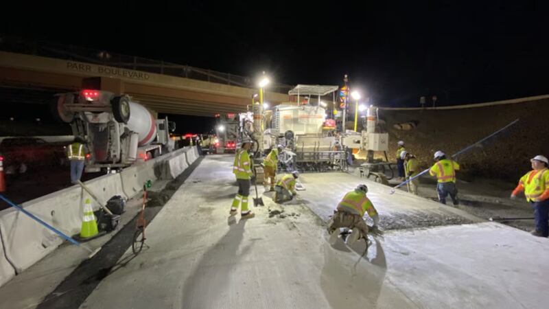 Trabajadores realizan construcción en la I-395 al Norte de Reno.