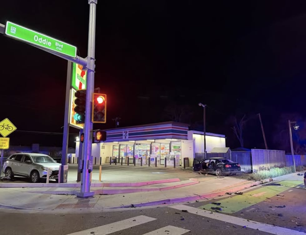 Los dos conductores fueron llevados al hospital.