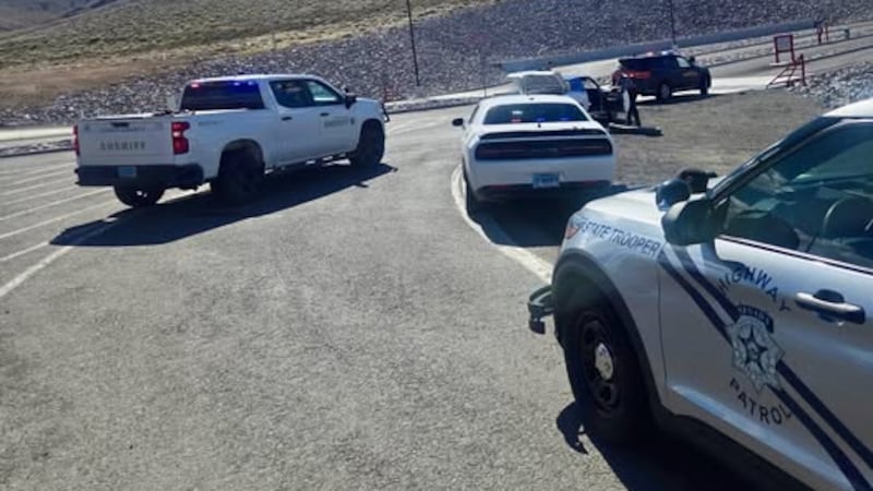 El trío ahora enfrenta cargos por robo de vehículo y posesión de drogas.