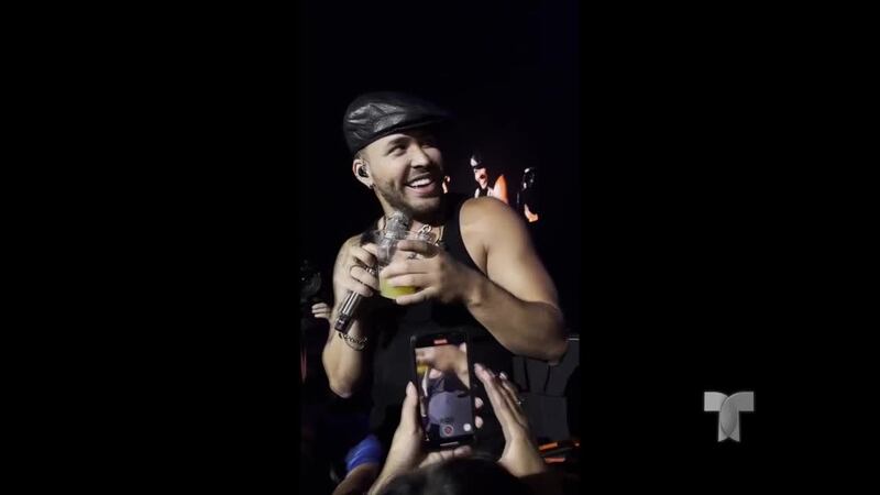 Prince Royce arranco su gira 'Classic Tour' este fin de semana y asi lo sorprendio una fan...