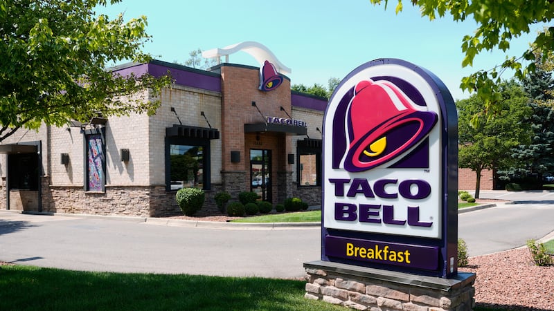 En la imagen se ve un restaurante de comida rápida Taco Bell el martes 14 de julio de 2026, en...