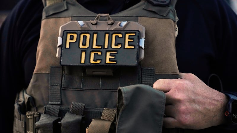 Un agente de inmigración en Park Ridge, Illinois, el 19 de septiembre de 2025. (Foto AP/Erin...