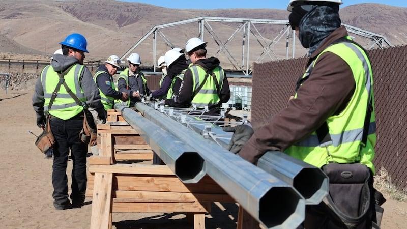 Los trabajadores se preparan para el proyecto Libra Sol cerca de Yerington. El Local 169 de...
