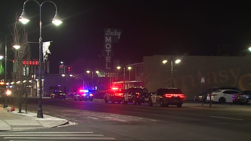 La policía está investigando un apuñalamiento que ocurrió en el motel Lucky, en la calle E....