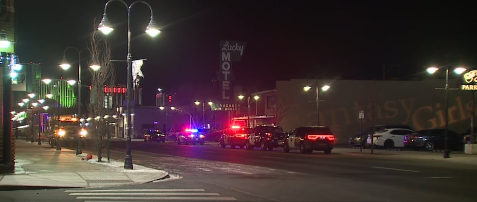 La policía está investigando un apuñalamiento que ocurrió en el motel Lucky, en la calle E....
