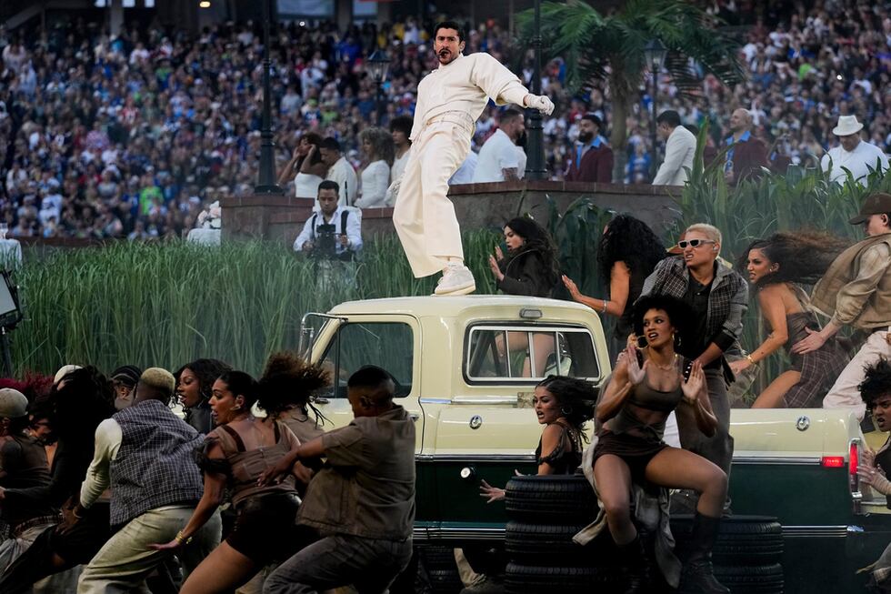 Bad Bunny durante su presentación en el espectáculo de medio tiempo del Super Bowl 60 de la...