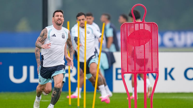 Lionel Messi, de la selección de Argentina, entrena en Morristown, Nueva Jersey, el sábado 18...