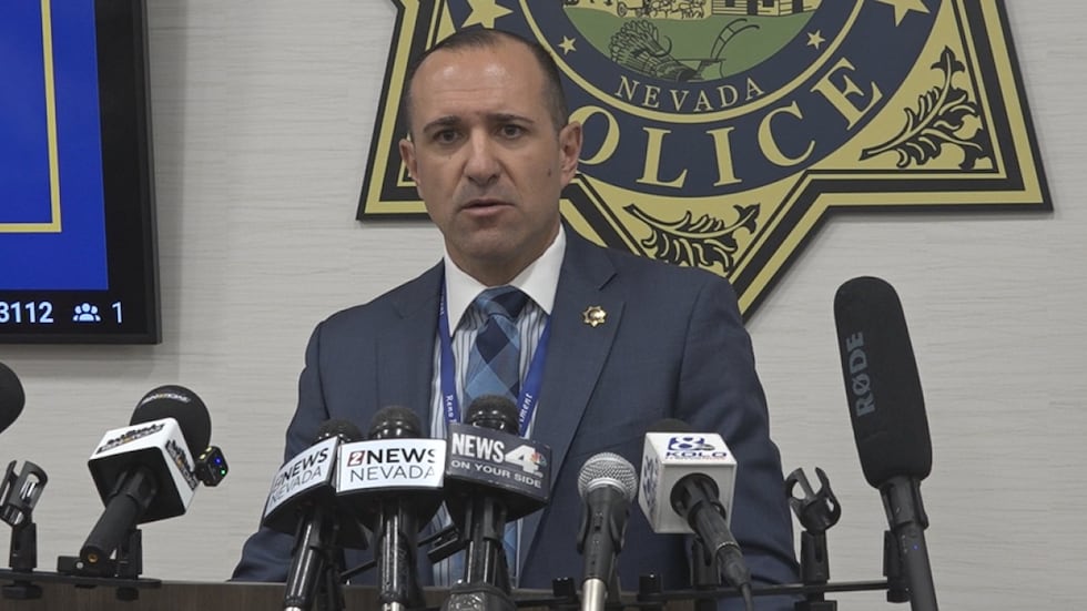 El nuevo jefe interino de la policía de Reno, Corey Solferino, está hablando mientras se...