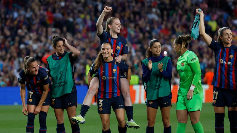 Laia Codina carga a su compañera de equipo, Keira Walsh, mientras celebraban al final del...