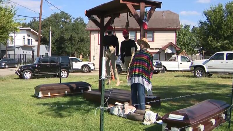 Mark Rodríguez, residente de Houston, dijo que su intención con sus decoraciones de Halloween...