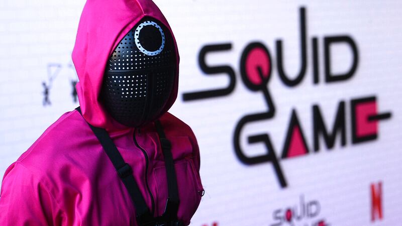 Alguien vestido como un personaje de la serie es visto en el evento FYSEE "Squid Game", el...