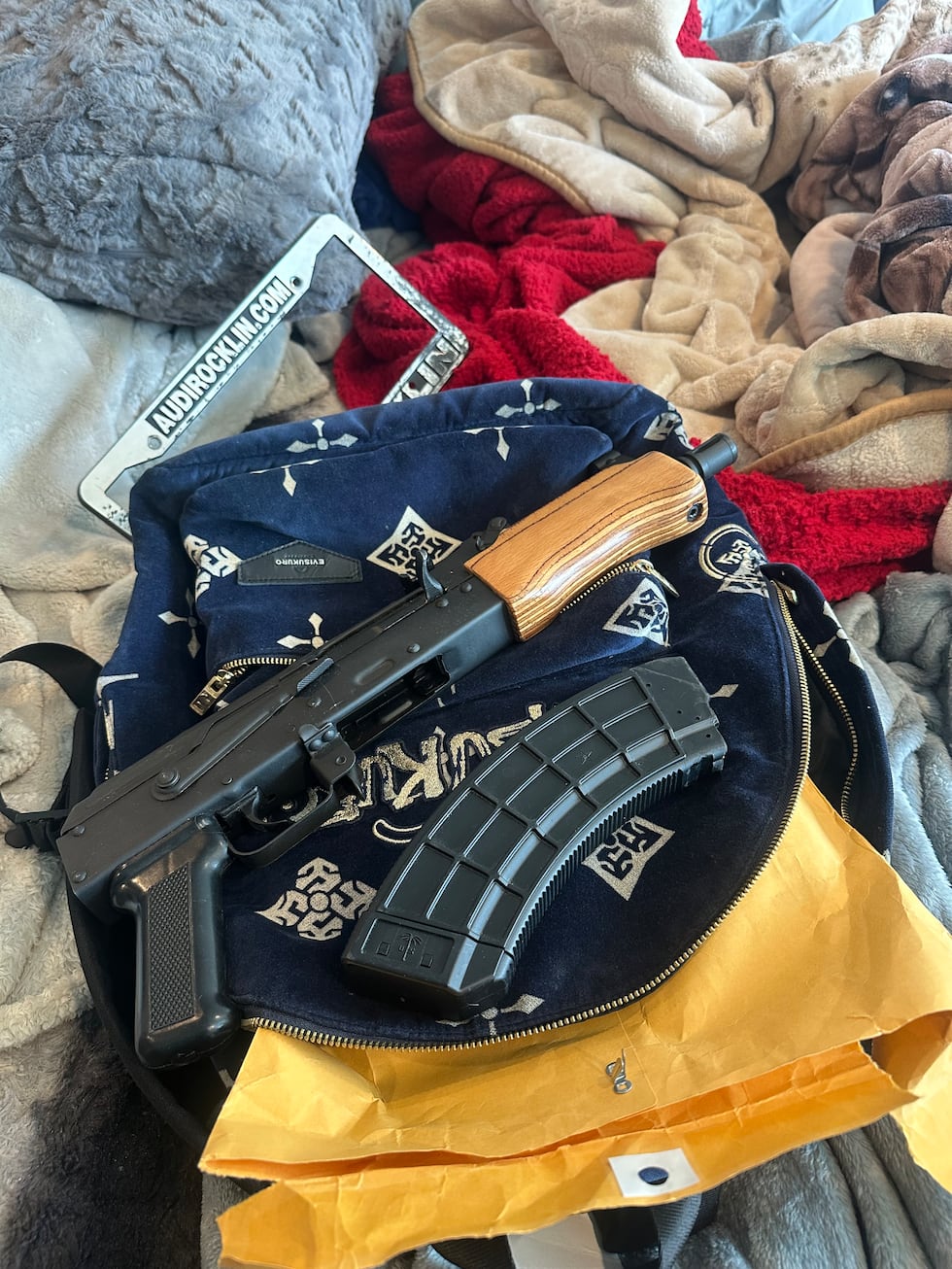 Tres hombres se enfrentan ahora a cargos.