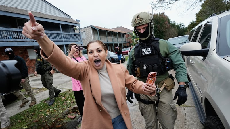 ARCHIVO - Wilma Fuentes le grita al comandante Gregory Bovino, de la Oficina de Aduanas y...