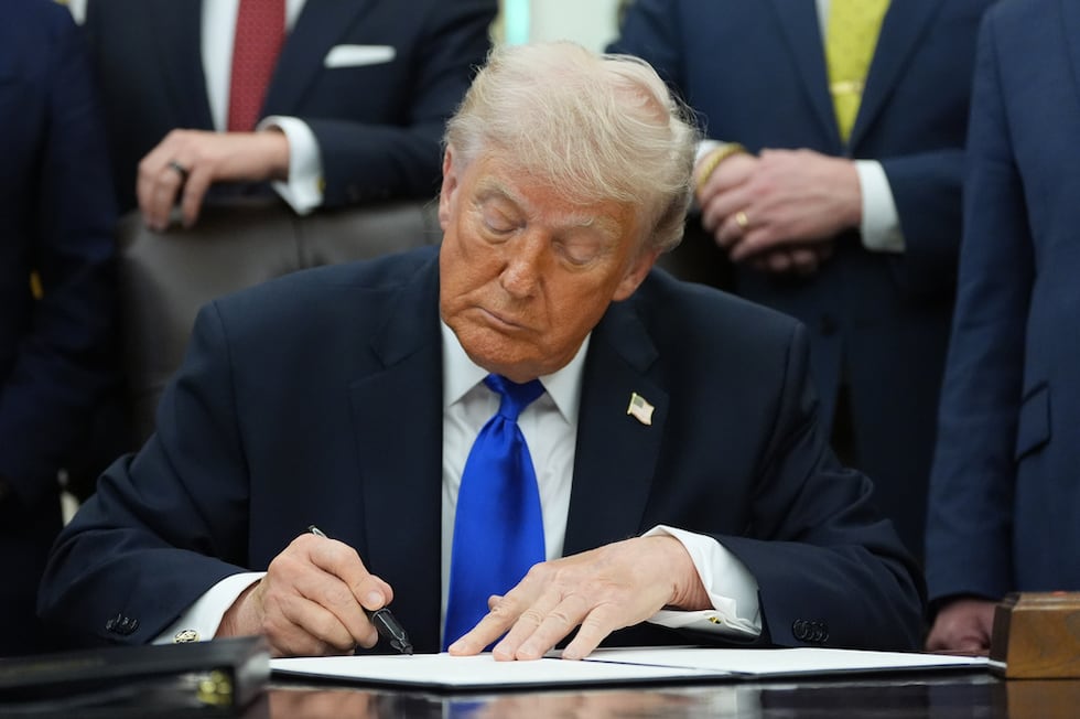 El presidente Donald Trump firma un permiso presidencial para la construcción de un oleoducto,...