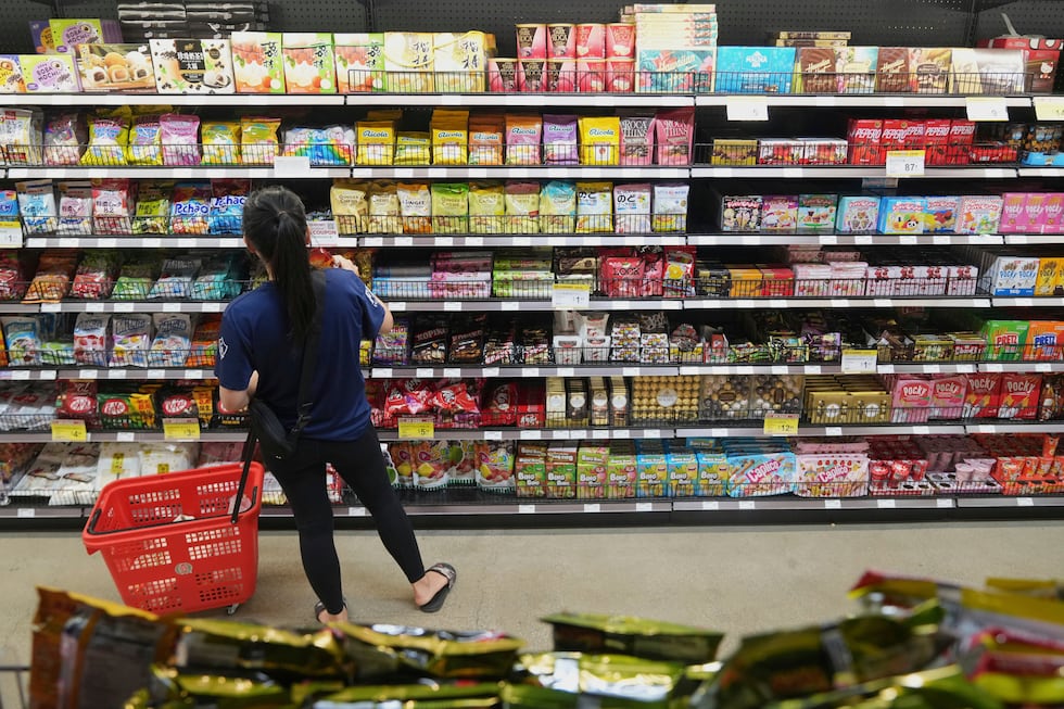 ARCHIVO – Una clienta adquiere golosinas de jengibre hechas en China en 99 Ranch Market, una...