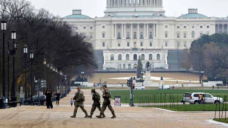 Agentes de la Guardia Nacional patrullan el National Mall cerca del Capitolio de EEUU, el...