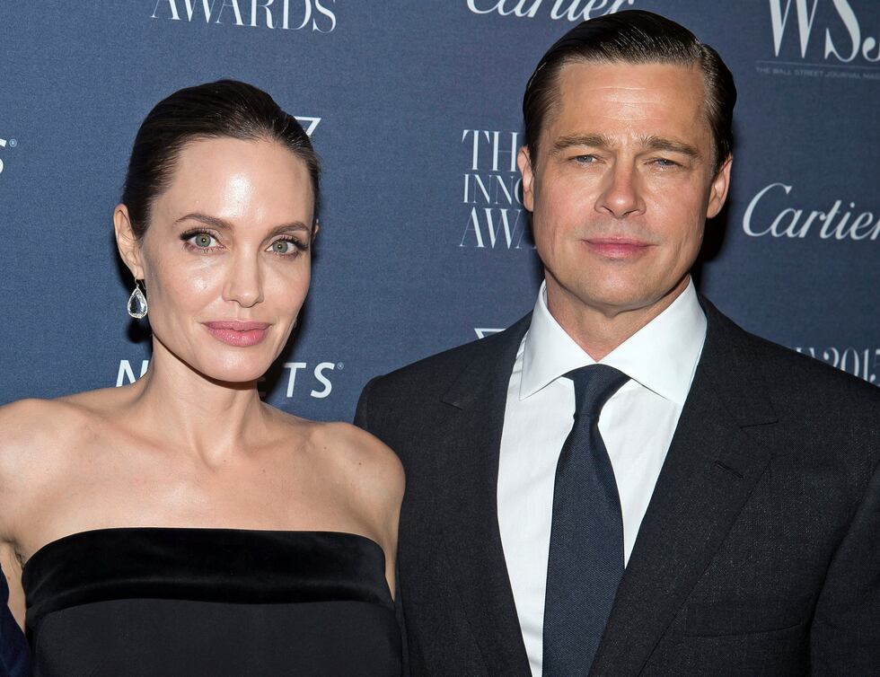 ARCHIVO - Angelina Jolie Pitt y Brad Pitt posan para una foto en la gala de los premios...