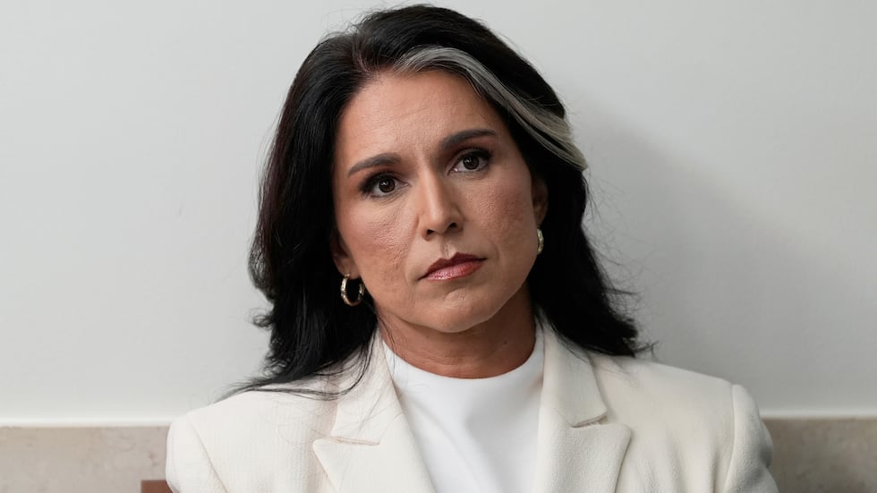 ARCHIVO - La directora de Inteligencia Nacional, Tulsi Gabbard, escucha en la sala de prensa...