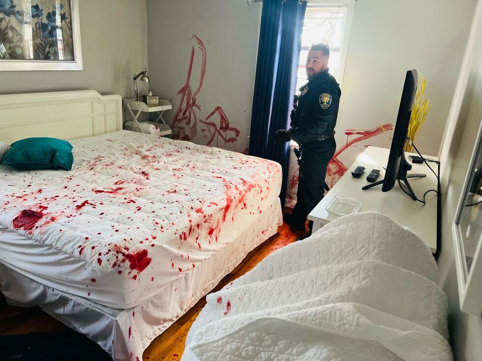 Así quedó a habitación donde el policía le disparó al venado