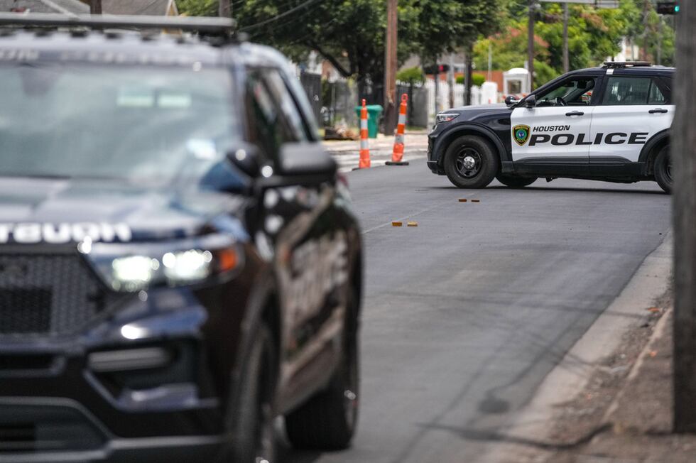 La policía trabaja en Canal Street, en Houston, el martes 7 de julio de 2026, tras un tiroteo....