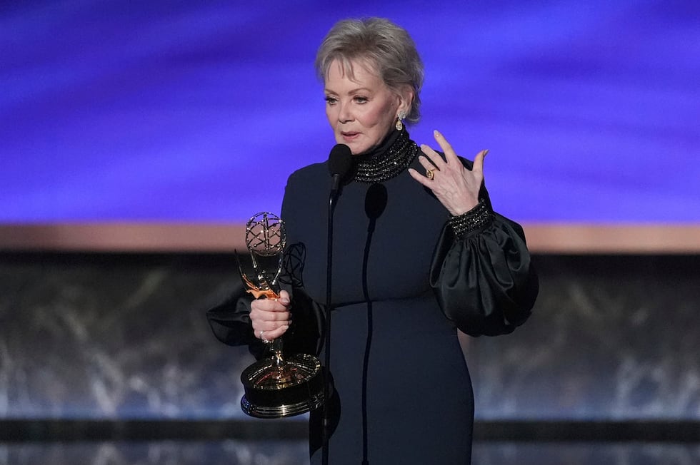 Jean Smart acepta el premio a la mejor actriz principal en una serie de comedia por "Hacks" en...