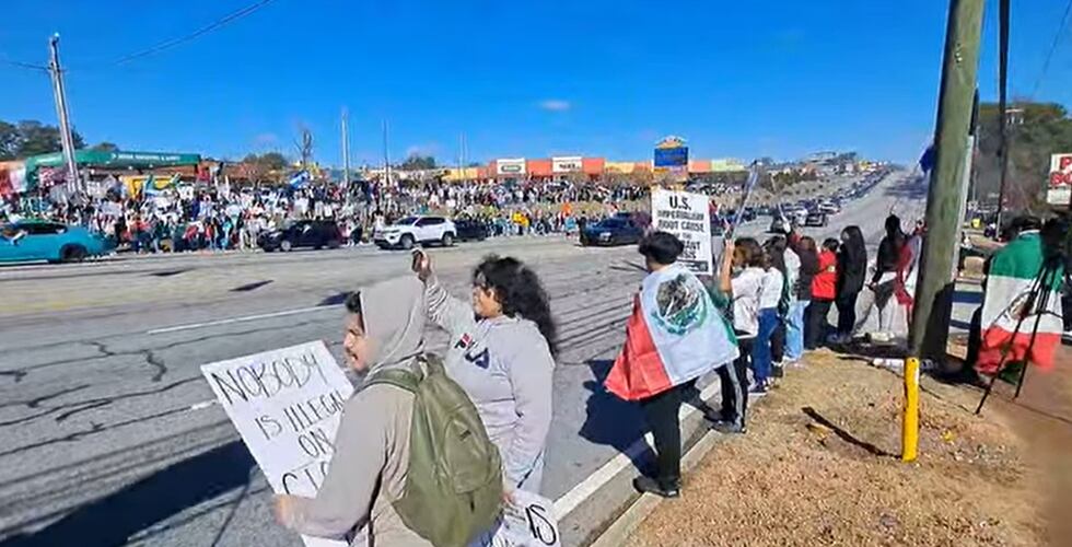 Cientos de personas se han reunido este sábado frente a Plaza Fiesta para manifestar contra...
