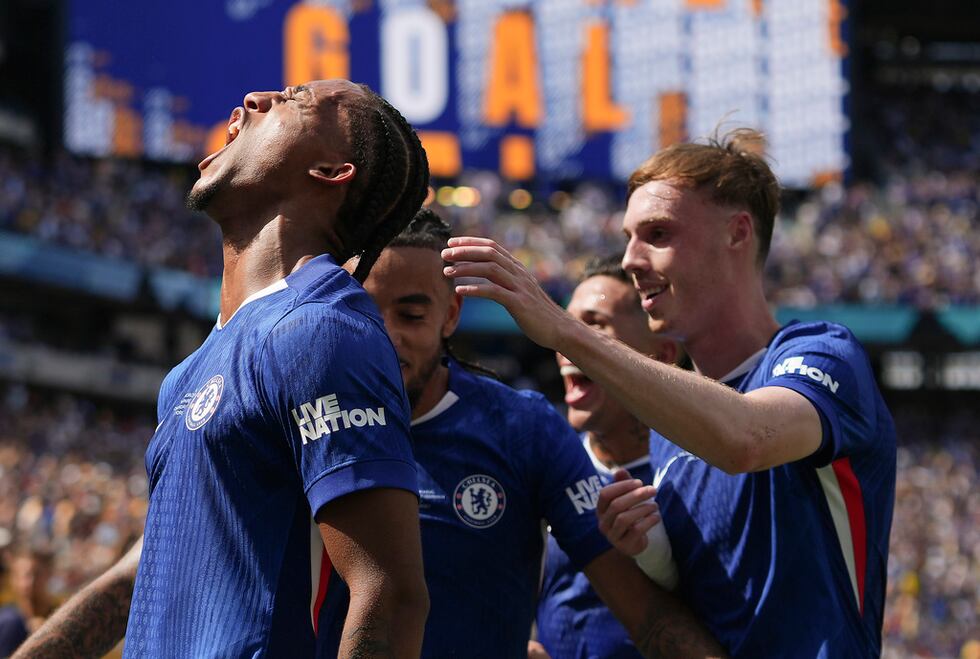 Joao Pedro (izquierda) celebra con sus compañeros tras anotar el tercer gol de Chelsea ante...
