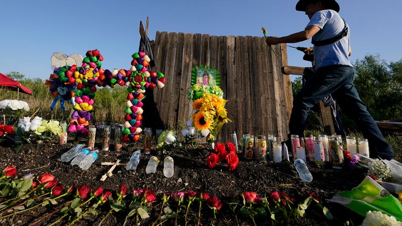 ARCHIVO - Roberto Marquez, de Dallas, coloca una flor el 29 de junio de 2022, en un altar...